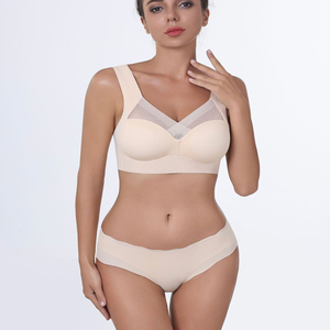 Set Intimo <span class=keywords><strong>Sportivo</strong></span> da Donna Taglie Forti: <span class=keywords><strong>Reggiseno</strong></span> <span class=keywords><strong>Sportivo</strong></span> Push-Up Senza Ferretto con Coppe Fisse, <span class=keywords><strong>Traspirante</strong></span>, in Pizzo e Senza Cuciture, e Slip Coordinato - Product Image 1