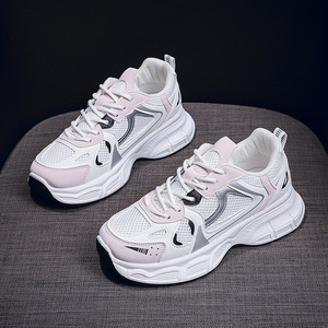 Une chaussure de sport pour femme de style coréen tendance avec un design en maille blanche et grise pour les passionnés de streetwear d'automne - Product Image 3