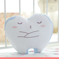 Oreiller en peluche en forme de dents de personnalité créative coussin de clinique dentaire personnalisé pour l'hôpital remplissage en coton PP avec doublure en maille
