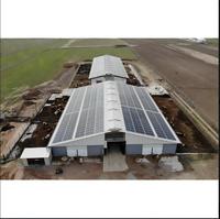 Abri pour chèvres surélevé en acier galvanisé moderne avec plancher à lattes, pour l'élevage de moutons