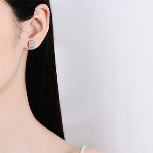 ต่างหูเพชรเม็ดกลมสีเงินสเตอร์ลิง925สำหรับผู้หญิงต่างหูเพชรโมอิส1CT ตัดสีมรกตสดใส - Product Image 2