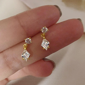 Orecchini a Perno Geometrici a Forma di Diamante con Zirconi Rotondi per Donne, Gioielli Delicati alla Moda - Product Image 3
