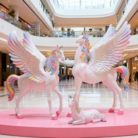Sculpture de cheval licorne arc-en-ciel en fibre de verre faite à la main, décoration extérieure personnalisée pour les zones scéniques, les centres commerciaux, l'immobilier