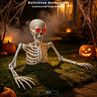 Squelette d'Halloween 2026 avec yeux lumineux, squelette demi-corps allongé au sol, accessoires de décoration pour scène de maison hantée