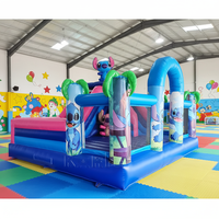 Château gonflable bleu vif avec toboggan et personnage de dessin animé ludique pour le divertissement des enfants en intérieur