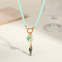 Collier en acier inoxydable plaqué or 18 carats avec perles de menthe et breloque poisson émaillé pour femme - Collection Vacances Fraîches