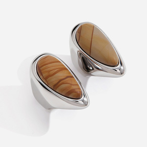 แหวนไทเทเนียมทรงหยดน้ำ ดีไซน์ขอบแบบ Bezel สำหรับทุกเพศทุกวัย ของขวัญเครื่องประดับแฟชั่น ผลิตจากเมืองอี้หวู่ - Product Image 1