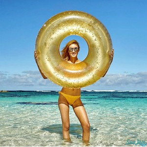 ห่วงยางว่ายน้ำสีทองวิบวับแบบใส สำหรับผู้ใหญ่ เหมาะสำหรับงานปาร์ตี้ริมสระน้ำ ทะเลสาบ หรือชายหาดในช่วงฤดูร้อน - Product Image 4