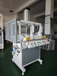 Machine de compression textile monocylindre à bas prix et simple d'utilisation pour le scellage sous vide des doudounes, oreillers et coussins de siège - Product Image 2