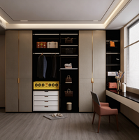 Armoire de chambre à coucher sur mesure de luxe avec portes en placage de bois, rangements ajustables et design italien européen
