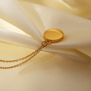 Collana con ciondolo rotondo a forma di luna con conchiglia bianca e catena in acciaio inossidabile placcato oro 18 carati minimalista di lusso per le donne - Product Image 5