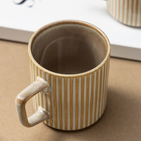 Tasse en céramique rétro de style japonais de 360ml/12oz gaufrage vertical à rayures gaufrage usage quotidien pour le café lait pour la consommation quotidienne