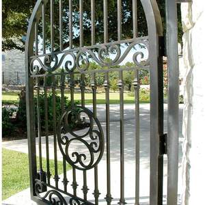 Puerta Batiente de Hierro Forjado Prima Luxury Villa, Puerta de Entrada Metálica Personalizada para Exteriores, Decorativa para Entrada de Vehículos con Diseño Moderno de Vetas de Madera - Product Image 3