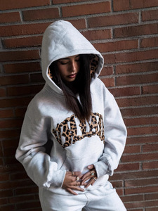 เสื้อฮู้ดผู้ชาย OEM พิมพ์ลายฟล็อก ผ้าฝ้าย 100% 400gsm ป้องกันขนร่วง ระบายอากาศได้ดี ลายเสือดาว สไตล์ฮิปฮอป สตรีทแวร์ ทรงขากระบอก - Product Image 4