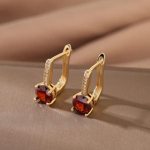 ต่างหูแบบหนีบเพทายรูปลูกบาศก์ทรงกลมสีแดงสำหรับงานแต่งงานของผู้หญิงต่างหูหินโกเมนสีทองประดับเพชร - Product Image 2