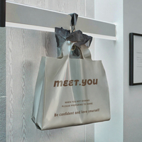 Sacs de courses en plastique PE pour T-shirts, vente en gros, impression de logo personnalisée, sacs d'emballage pour boutiques, sacs pour magasins de détail