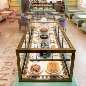 Patisserie Modern Anggun dengan Toonbank Pengatur Iklim Kaca, Toonbank Terbuka Bertingkat, dan Panel Lapisan LED Terintegrasi - Product Image 5