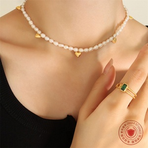 Collier de luxe avec pendentif cœur plaqué or 18 carats et chaîne de perles - Product Image 3