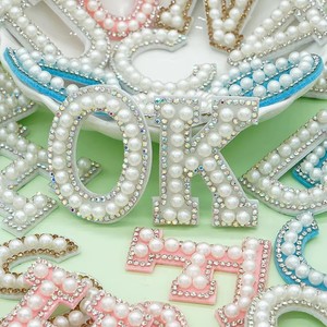 Handmade Tùy Chỉnh Thêu Ngọc Trai & Thạch Sắt Trên Các Bản Vá Lỗi Bảng Chữ Cái Đính Cườm Logo Cho Quần Áo Túi Xách & Phụ Kiện - Product Image 5