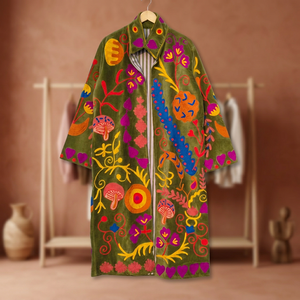 Abrigo Largo de Terciopelo Verde Bordado a Mano, Diseño Tradicional Uzbeko Suzani, Estilo Bohemio Multicolor, para Mujer, Invierno - Product Image 6
