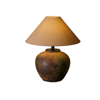 Lampe de table en céramique verte patinée rétro de Jingdezhen avec finition oxydée et abat-jour en lin pour maison rustique