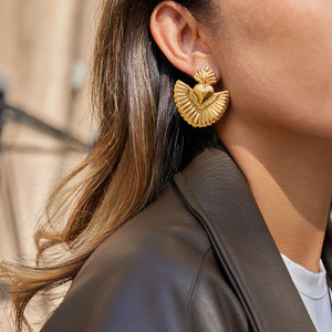 Heart-Shaped <b>Stud</b> <b>Earrings</b> Stainless Steel Gold Tone Fashion Jewelry For Women Autumn Winter Accessories - Product Image 3