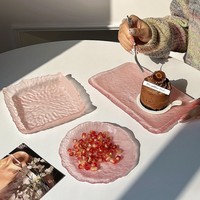 Roze onregelmatige ijsplateau in stijlvolle huishoudelijke uitvoering, exquisiete hoogwaardige dim sum schaal, fruitcake dessert glazen schaal