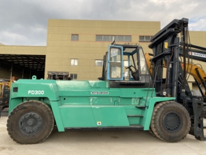 รถยกมิตซูบิชิ FD300 ดีเซล มือสอง สตาร์ทง่าย รับน้ำหนักได้ 30 ตัน เหมาะสำหรับงานคลังสินค้าในท่าเรือและงานวางตู้คอนเทนเนอร์ - Product Image 1