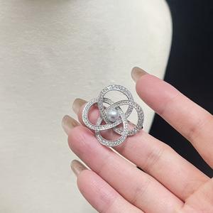 Broche de Trébol de Cuatro Hojas con Perlas de Agua de Mar Casi Redondas de 6-7 mm, Ligeramente Imperfectas, Accesorio de Moda Tridimensional - Product Image 3