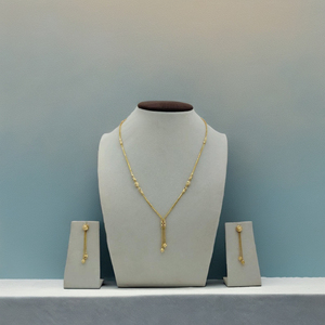 Ensemble élégant de collier et de boucles d'oreilles en or avec des détails fins et un design délicat pour les femmes amoureuses de bijoux - Product Image 3