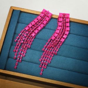 Pendientes Largos de Aguja Plateada con Borla Roja Rosa de Piedra Natural, Estilo Europeo Americano, Modernos, Elegantes y de Alta Gama para Fiesta - Product Image 3