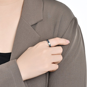 แหวนเหล็กทังสเตนฝังมุกเทียมลายเรขาคณิต แหวนแต่งงานสำหรับทุกเพศ ขนาด 468 มม. แบบฝังช่อง - Product Image 4