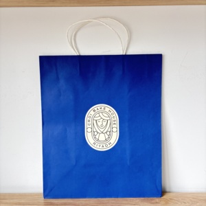 ถุงกระดาษคราฟท์สีน้ำเงินพิมพ์ลายแบบพรีเมียม ปี 2026 พร้อมหูหิ้วแบบเกลียว สำหรับบรรจุภัณฑ์ของขวัญและเบเกอรี่สุดหรู - Product Image 1