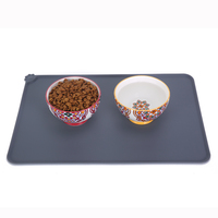 Tapis pour animaux de compagnie en silicone de qualité alimentaire en gros, design rectangulaire unique avec coin en forme de patte pour un nettoyage facile, design personnalisé