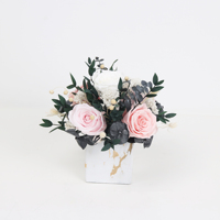 Articles de décoration intérieure avec logo personnalisé, roses éternelles conservées à jamais, bouquet de fleurs et plantes dans un vase en résine à texture marbrée