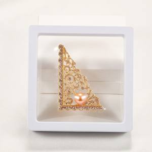 Broches de Moda al por Mayor, Chapados en Cobre y Oro, con Incrustaciones de Microcirconitas, Triángulo, Perla de Agua Dulce, Accesorios para el Pecho - Product Image 4