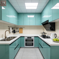 Armoires de cuisine modernes sans poignées, finition brillante, design personnalisé, portes en panneaux plats laminés, faciles à nettoyer, en bois.