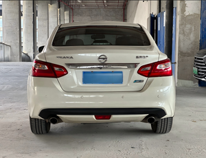 นิสสัน เทียน่า ปี 2020 เครื่องยนต์ 2.0 ลิตร เกียร์ CVT น้ำมันเบนซิน รถเก๋ง 4 ประตู 5 ที่นั่ง ขับเคลื่อนล้อหน้า พวงมาลัยซ้าย ภายในสีเข้ม เบาะผ้า ยาง R17 รถครอบครัวมือสอง - Product Image 4