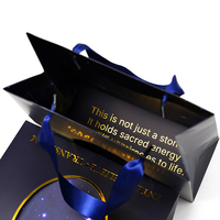 Sac fourre-tout pliable de luxe mat foncé avec fenêtre en PVC et impression dorée personnalisée, poignée en ruban de satin bleu pour emballage de bijoux en cristal