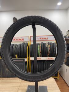 ยางใหม่ KUMA K105R 2.75-17 TT/TL คุณภาพสูง โครงยางทนทาน อายุการใช้งานยาวนาน ทนทานต่อการสึกหรอ ใช้สำหรับรถส่งของ/รถขนส่งในเมือง - Product Image 5