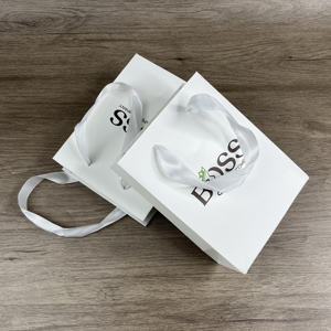 Sacs en papier blanc personnalisés avec poignées en ruban de satin - Emballage de luxe de marque pour la vente au détail et les cadeaux - Product Image 6
