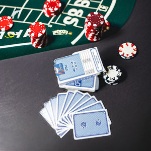 Ensemble de cartes de <span class=keywords><strong>poker</strong></span> de luxe étanches en PVC d'usine OEM cartes à jouer royales imprimé de haute qualité conception de Taïwan boîte-cadeau de luxe avec logo personnalisé - Product Image 2