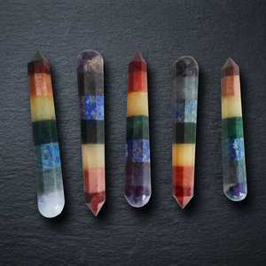 Bâtonnet de cristal naturel des sept chakras, artisanal, sculpté et poli, provenant du Gujarat, pour l'art Feng Shui et les objets de collection - Product Image 1