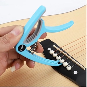 Capo de Guitarra de Aluminio Ajustable con Resorte, Tri-Action y Ajuste de Tensión Micrométrico para Violín y Ukelele - Product Image 3