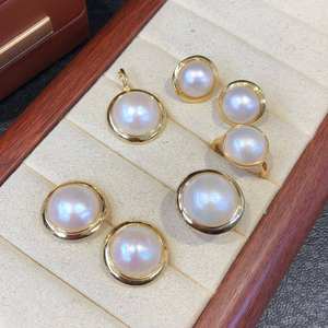 Boucles d'oreilles classiques en perles de culture d'eau de mer blanches 13-14mm, en argent S925 plaqué or, serties clos, bijoux fins - Product Image 4