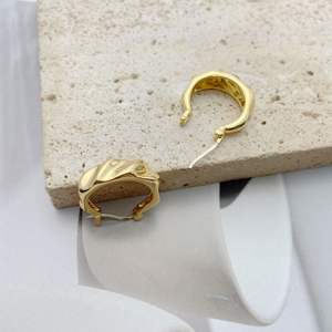 Boucles d'oreilles en forme de cercle ondulé en élément gazeux - Product Image 3