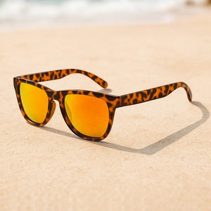 Lunettes de soleil de haute qualité avec monture blanche en TR90, verres polarisés, logo imprimé, style streetwear, pour une utilisation en extérieur, fabriquées en Chine - Product Image 1