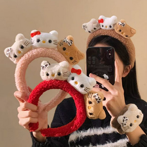 Bandeau en peluche avec oreilles de chat pour femmes et filles, bandeau moelleux style sherpa avec nœud ; Comprend 3 motifs de chats adorables - Product Image 1
