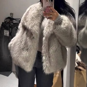 Manteau en fourrure pour femme personnalisé par le fabricant, élégant, décontracté, ample, à revers, surdimensionné, chaud pour l'hiver - Product Image 2