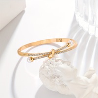 Bracelet de luxe exquis en strass, design croix en or, bracelet jonc avec breloque diamant, bracelet tennis pour femme